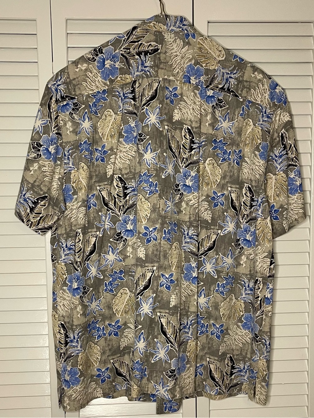 Tommy Bahama Gray & Blue Floral 100% Silk Hawaiian Shirt - Picture 2 of 3